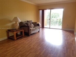 9735 Fontainebleau Blvd in Miami, FL - Building Photo - Building Photo