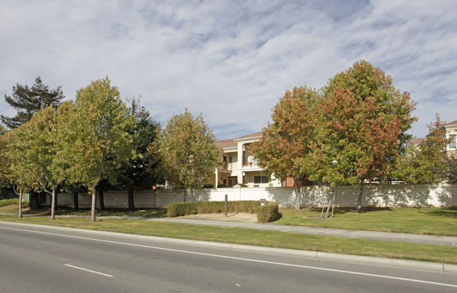 Plaza Club Apartments in Salinas, CA - Foto de edificio - Building Photo