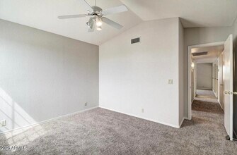 8834 W Michelle Dr in Peoria, AZ - Foto de edificio - Building Photo