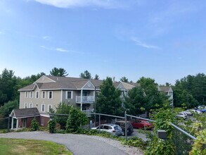 59 Ponemah Hill Rd, Unit 1-202 in Milford, NH - Foto de edificio - Building Photo