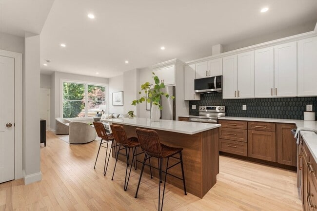 587 E Broadway, Unit 3 in Boston, MA - Building Photo - Building Photo