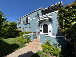 848 S Curson Ave, Unit 848 in Los Angeles, CA - Foto de edificio - Building Photo