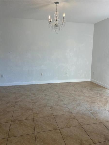 2997 NW 35th Ave in Lauderdale Lakes, FL - Foto de edificio - Building Photo