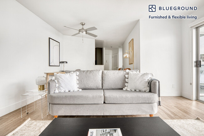 350 The Village in Redondo Beach, CA - Foto de edificio - Building Photo