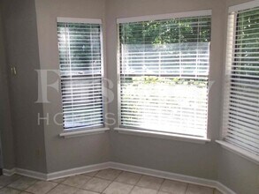 5369 Biffle Ln in Stone Mountain, GA - Foto de edificio - Building Photo