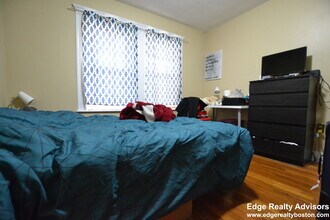 82 Beechcroft St, Unit 1 in Boston, MA - Foto de edificio - Building Photo