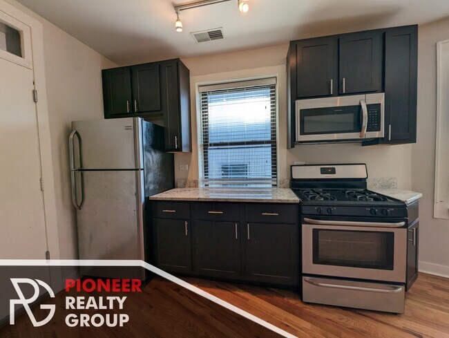 2235 W Wilson Ave, Unit 2 in Chicago, IL - Building Photo - Building Photo