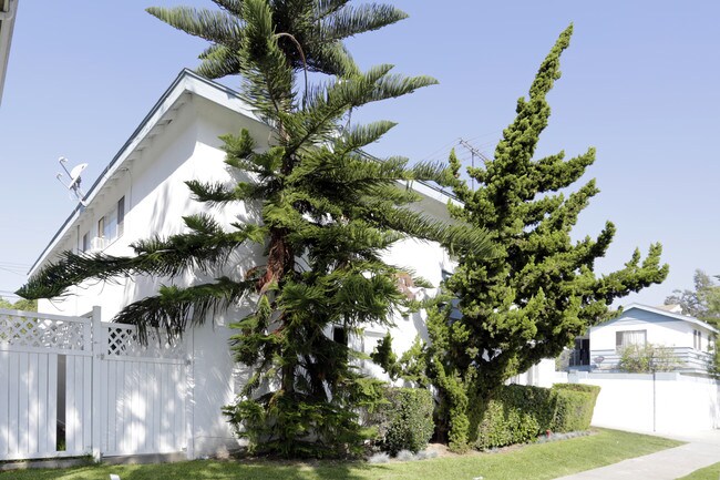2873 Mendoza Dr in Costa Mesa, CA - Foto de edificio - Building Photo