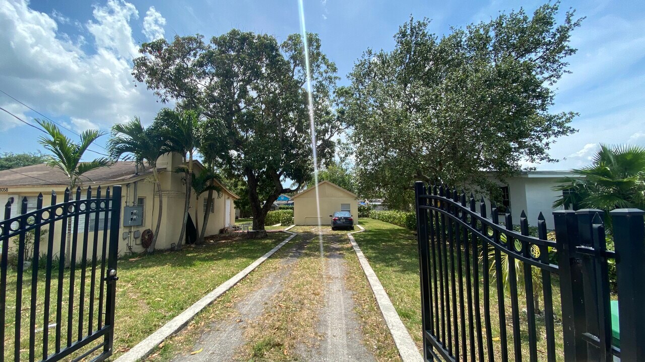 3058 NW 61st St in Miami, FL - Building Photo