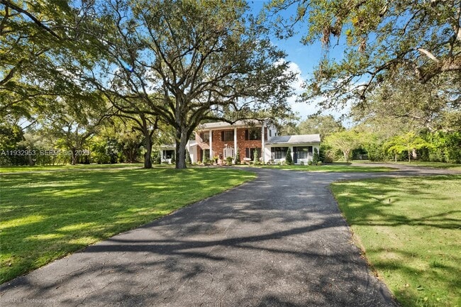 10700 Old Cutler Rd in Coral Gables, FL - Building Photo - Building Photo