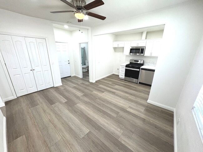 106 S Pacific Ave, Unit 3 in San Pedro, CA - Foto de edificio - Building Photo