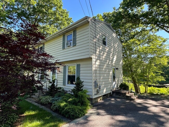 148 Flanders Rd in Stonington, CT - Building Photo - Building Photo