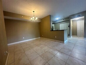 6928 SW 39th St in Davie, FL - Building Photo - Building Photo