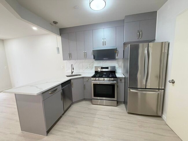 42-22 Crescent St, Unit 3B in Queens, NY - Building Photo - Building Photo