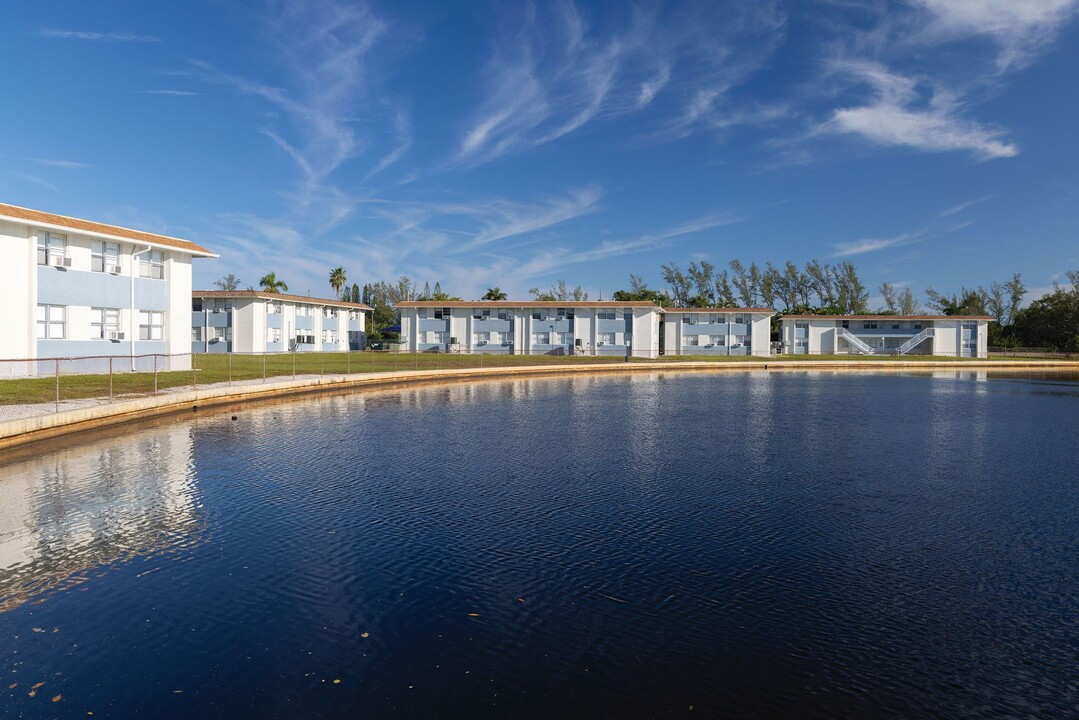 Stillwater Cove in Naples, FL - Building Photo