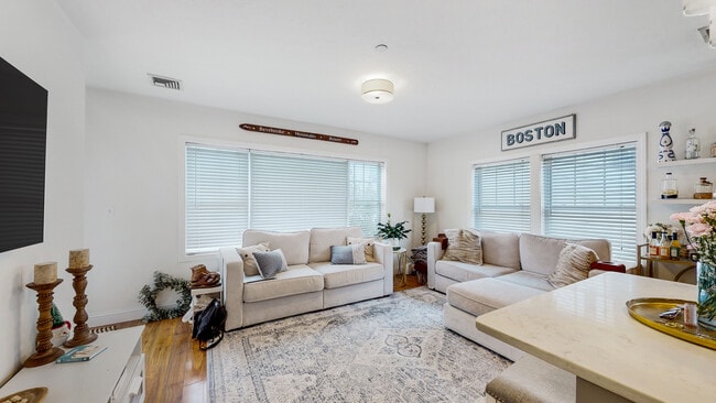 111 W 8th St, Unit D in Boston, MA - Building Photo - Building Photo