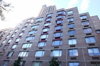 360 West 43rd Street in New York, NY - Foto de edificio - Building Photo