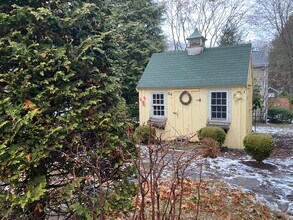 54 Bowden Ave in Barrington, RI - Foto de edificio - Building Photo