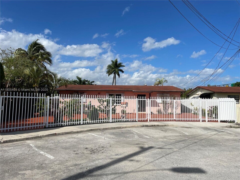 3033 NW 11th Terrace in Miami, FL - Building Photo