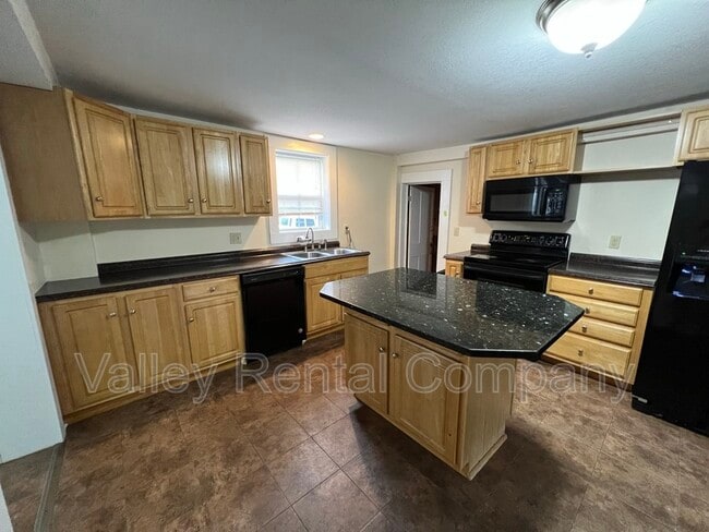 28 School St in Sunderland, MA - Building Photo - Building Photo