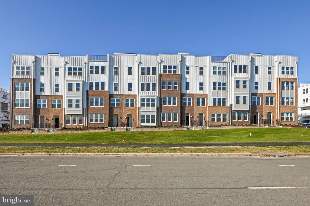 19872 Yellow Daisy Ter in Ashburn, VA - Building Photo