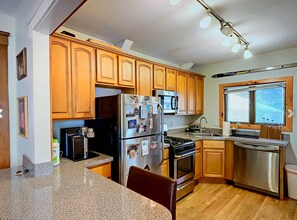 18 Bond St, Unit 1 in Somerville, MA - Foto de edificio - Building Photo