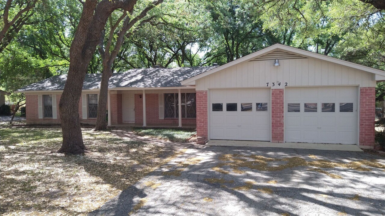 7342 Shady Hollow Ln in San Antonio, TX - Building Photo
