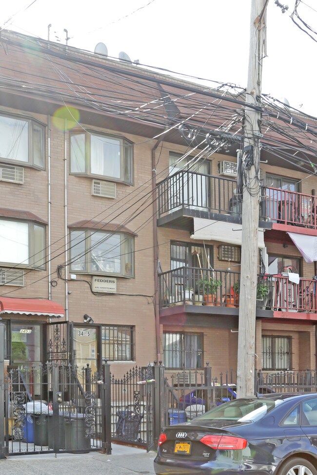3455 106th St in Corona, NY - Foto de edificio - Building Photo