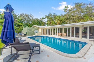 6630 SW 102nd St in Miami, FL - Building Photo - Building Photo