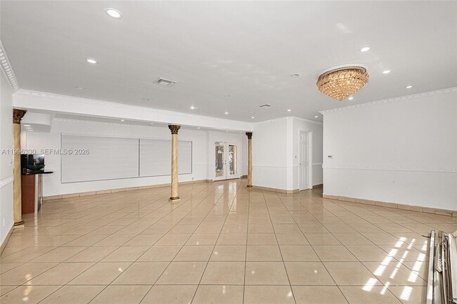 2545 NE 207th St in Miami, FL - Building Photo - Building Photo