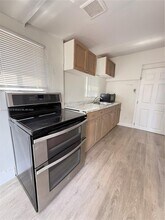 2460 NW 61st St in Miami, FL - Building Photo - Building Photo