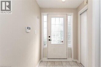 2367 Sutton Dr in Burlington, ON - Building Photo - Building Photo