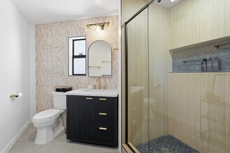 8642 Macawa Ave in San Diego, CA - Foto de edificio - Building Photo