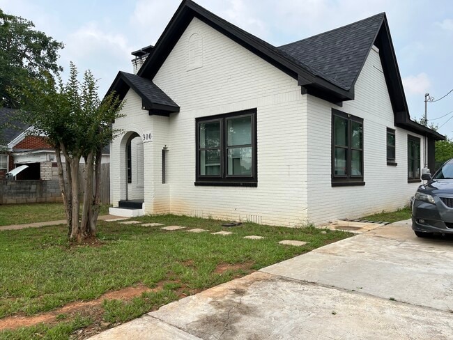 300 S Saunders Ave in Tyler, TX - Foto de edificio - Building Photo