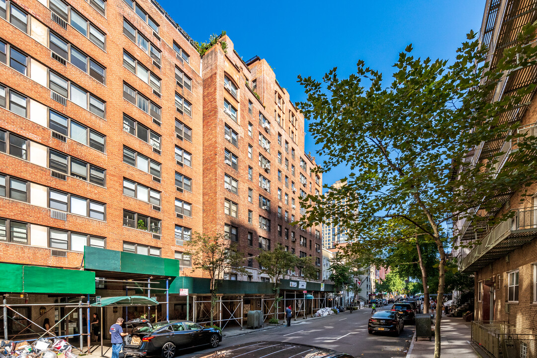 319 E 50th St in New York, NY - Foto de edificio