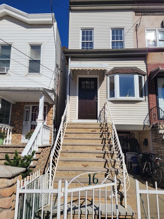 16 Laidlaw Ave in Jersey City, NJ - Building Photo