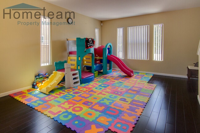 1549 Hunters Glen Ave in Chula Vista, CA - Foto de edificio - Building Photo