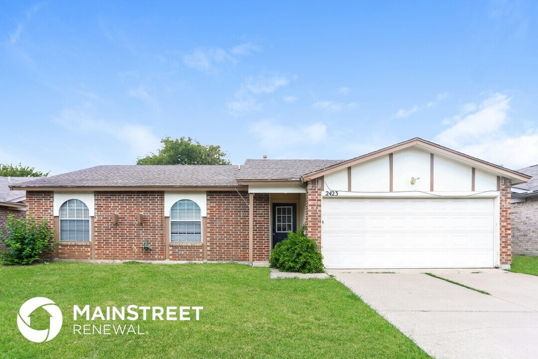 2423 Heathercrest Dr in Arlington, TX - Building Photo