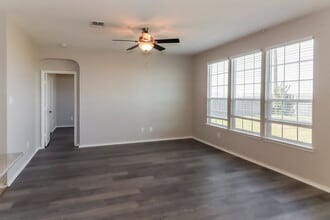 124 Carrington St in Hutto, TX - Foto de edificio - Building Photo