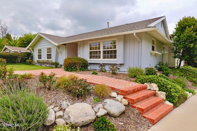 23939 Oxnard St in Los Angeles, CA - Building Photo - Building Photo