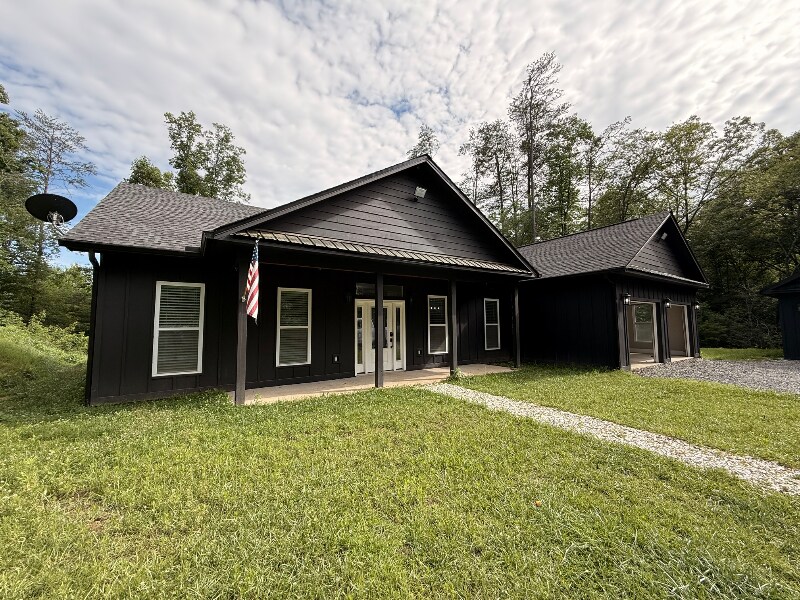 415 Autumn Ridge Dr in Mineral Bluff, GA - Building Photo