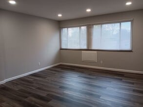 32850 Aurora Rd in Solon, OH - Building Photo - Building Photo