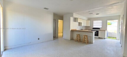813 SW 7th Ave-Unit -1-2 in Hallandale Beach, FL - Building Photo - Building Photo
