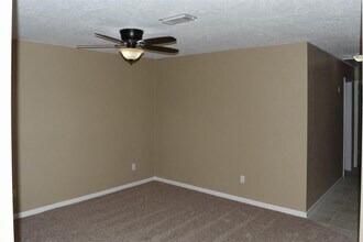 518 Moore St in Tomball, TX - Building Photo - Building Photo