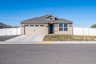 1019 Hilltop Ave NE in Quincy, WA - Building Photo