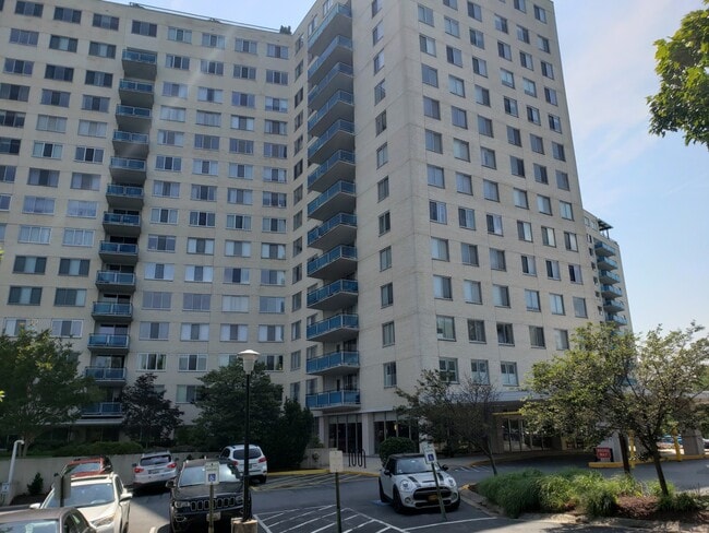10500 Rockville Pike, Unit 416 in Rockville, MD - Building Photo - Building Photo