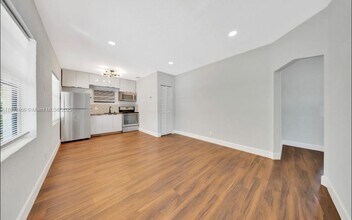 217 E 48th St in Hialeah, FL - Building Photo - Building Photo