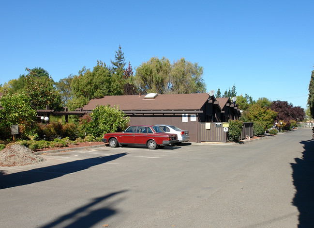 Whitesgate Apartments in Santa Rosa, CA - Building Photo - Building Photo