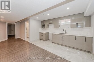 498 Thomas Slee Dr in Kitchener, ON - Building Photo - Building Photo