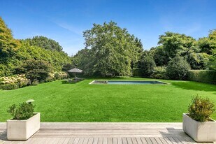 6 Cedar Ct in East Hampton, NY - Building Photo